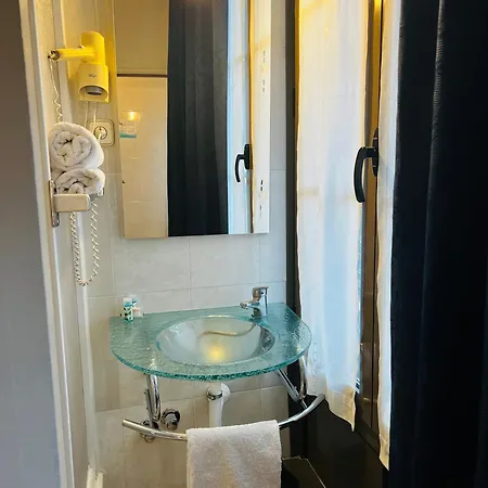 게스트하우스 Ciudad Condal - Paseo De Gracia 3*